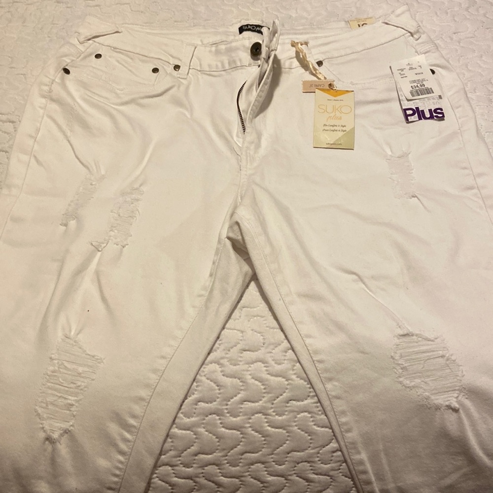 Plus size white Suko Capris… NWT.